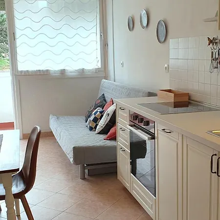 Apartmán Romana With A Spacious Terrace