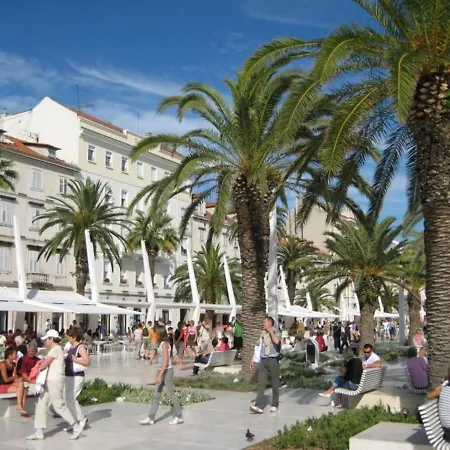 Romana With A Spacious Terrace Apartman Split