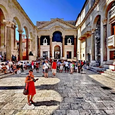 Romana With A Spacious Terrace Апартаменти *