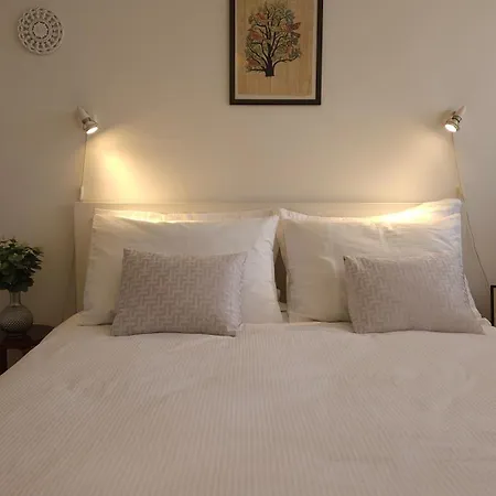 Romana With A Spacious Terrace Apartman