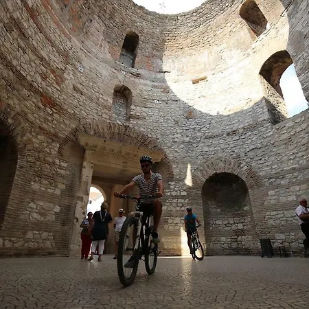 Romana With A Spacious Terrace Апартаменти