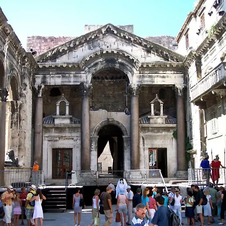 Апартаменти Romana With A Spacious Terrace