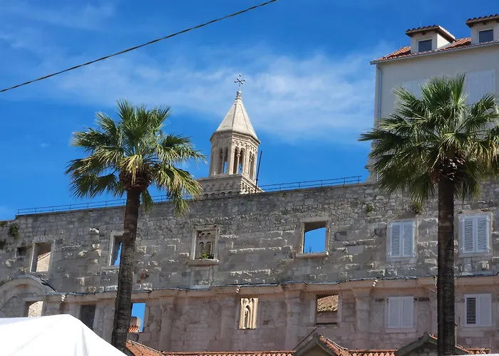 Romana With A Spacious Terrace Σπλιτ