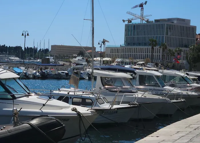 Romana With A Spacious Terrace * Σπλιτ