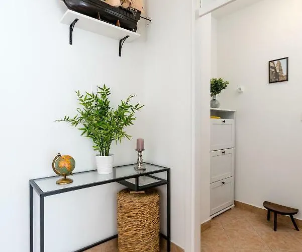 Romana With A Spacious Terrace Σπλιτ