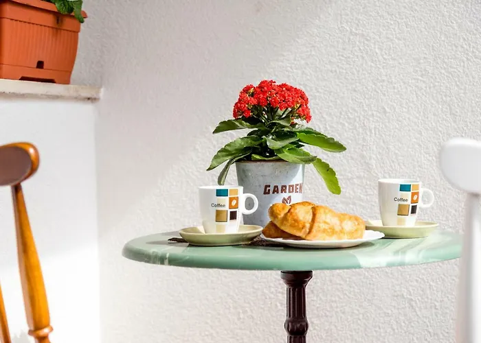 Romana With A Spacious Terrace Σπλιτ