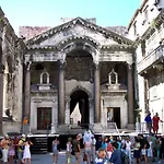 Апартаменты Romana With A Spacious Terrace